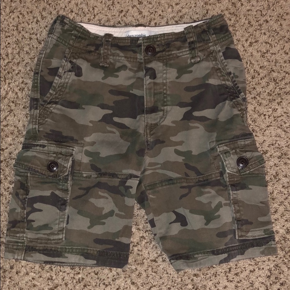 boys camo shorts!!